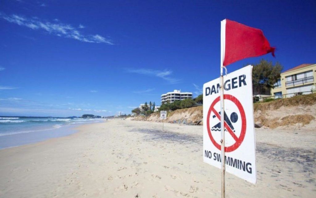 Красный флаг на балийском пляже запрещать купаться