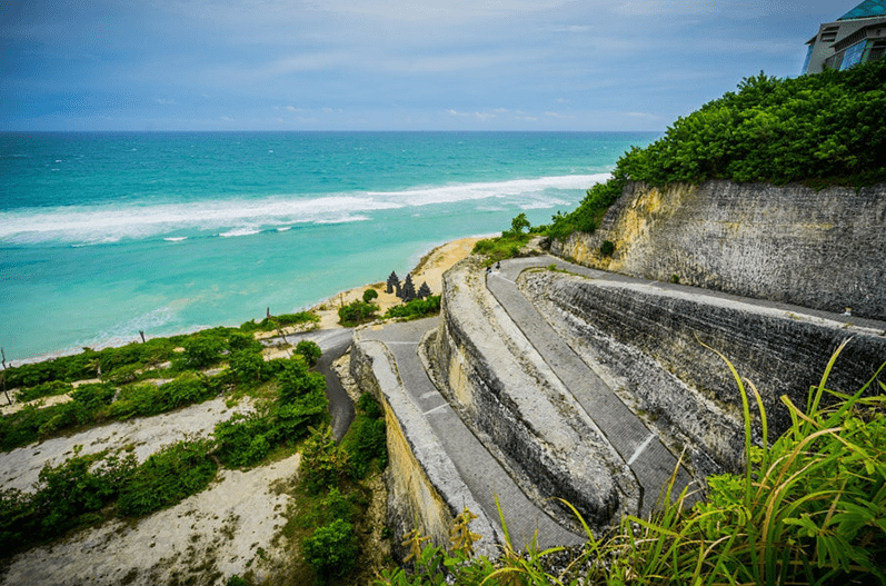 Дорога к берегу пляжа Меласти на Бали