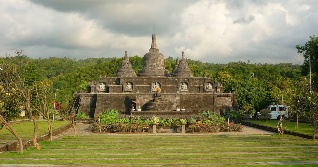 Храм Brahma Vihara Arama недалеко от пляжа Ловина