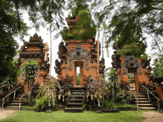 Храм Pura Petitenget возле пляжа Семиньяк
