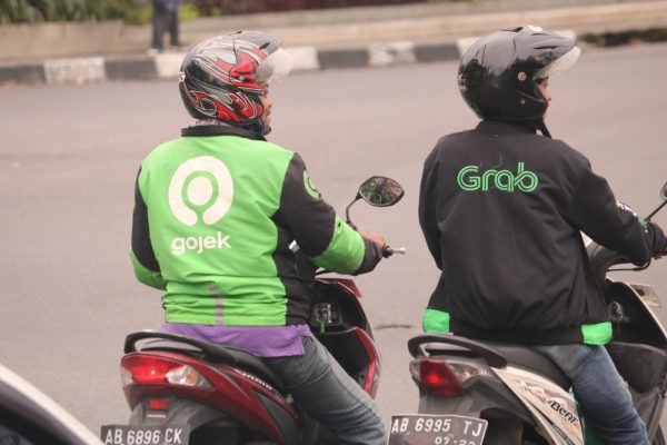 Используйте сервисы Grab и GoJek для того, чтобы добраться до пляжа Джимбаран