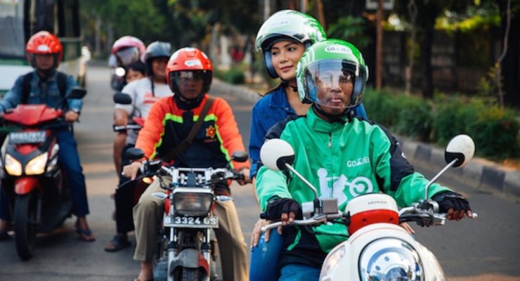 Используйте сервисы Граб и Гоуджек для того, чтобы добраться до Lovina Beach