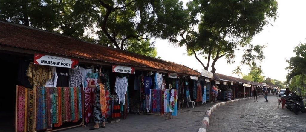 Магазинчики возле пляжа Ловина