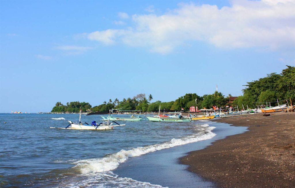 Можете порыбачить с местными жителями на Lovina Beach