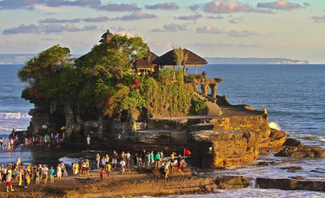 Посетите храм Тонах Лот, если собираетесь на пляж Бату Болнг на Бали