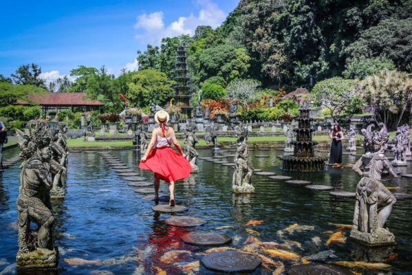 Турист идет по тропинге Тирта Ганга