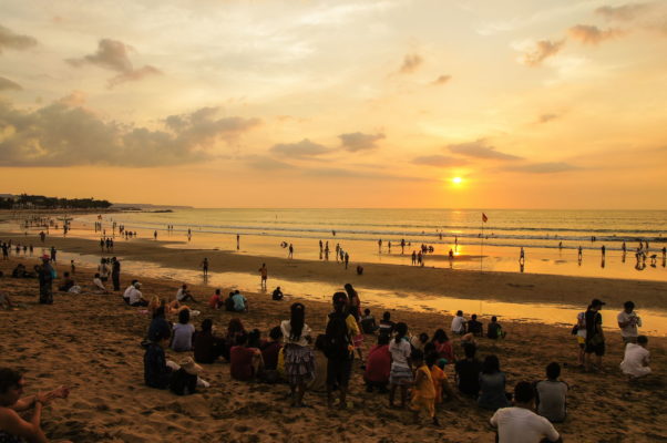 Закат на пляже Кута